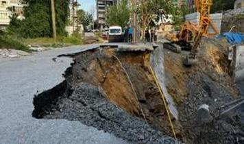Gaziosmanpaşa'da yol çöktü: Doğal gaz hattı alarm verdi