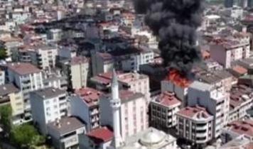 Küçükçekmece'de binanın çatısı alev alev yandı