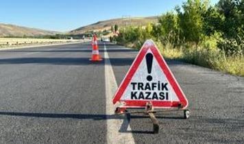 Manavgat'ta tur minibüsü ile hafif ticari araç çarpıştı! 4 yaralı