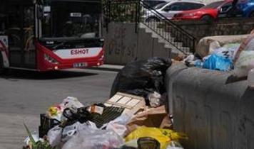 CHP'nin yönettiği Konak'ta çöp yığınları oluştu, vatandaşlar isyan etti