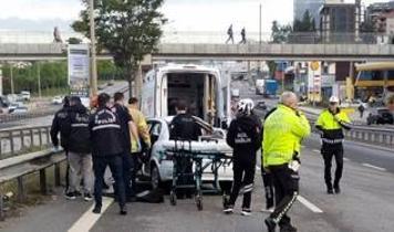 İstanbul'da otomobilin otobüse ve refüje çarptığı kazada 1 ölü, 4 yaralı