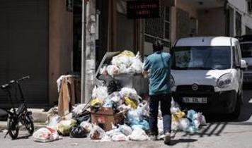 İzmir Karabağlar'da çöp yığınları oluştu: Belediye İşçileri maaşlarını alamıyor, vatandaş isyanda