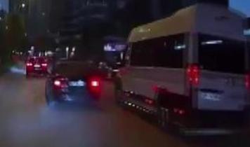 Adana'da makas atan otomobilin zincirleme kazaya neden olduğu anlar kamerada