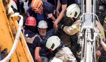Bayrampaşa'da kanalizasyon göçüğü altında kalan işçi kurtarıldı