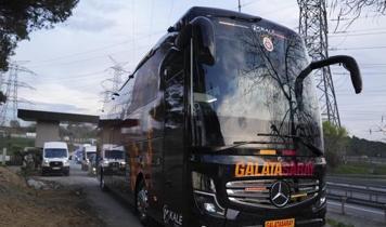 Galatasaray takım otobüsüne taşlı saldırı: Deplasman galibiyetine gölge düşürdü