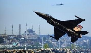 İstanbul'un Fethi coşkusu havada yaşandı: SOLOTÜRK nefesleri kesti