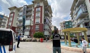 2 yaşındaki çocuğun apartmanın 5'inci katından düşme anı kamerada
