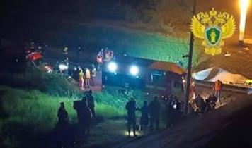 Otoyol köprüsü yolcu treninin üzerine çöktü: 7 ölü, 66 yaralı