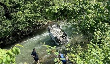 Trabzon'da otomobil dereye uçtu: Yaşlı çiften acı haber