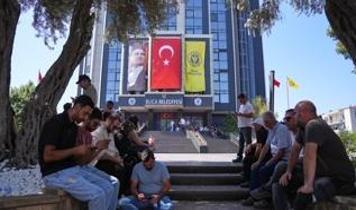İzmir'de Belediye işçilerinden iş bırakma eylemi: Maaşlar ödenmiyor!