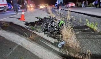 Yarış yaparken farları yanmayan otomobile çarpan motosikletler paramparça oldu: 1 ölü