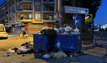 İzmir'de işçi grevi: Buca'da çöp yığınları oluştu!