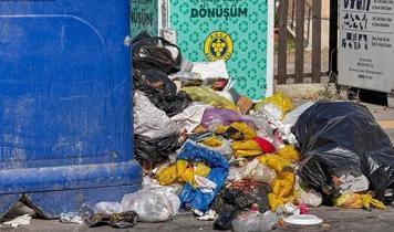 Buca Belediyesinde işçilerden iş bırakma eylemi! Grev nedeniyle çöp yığınları tepkilere neden oluyor