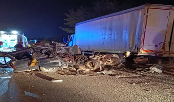 Uşak'ta park halindeki kamyona çarpan otomobilin sürücüsü hayatını kaybetti