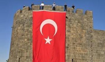 Cumhurbaşkanı Erdoğan çağrıda bulunmuştu! Diyarbakır Surları'na "Terörsüz Türkiye"ye destek için Türk bayrağı asıldı