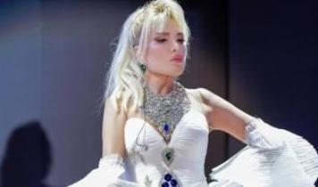 Konserin yıldızı Ajda Pekkan'ın kolyesi oldu! Göz kamaştırdı
