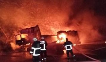 Şanlıurfa'da devrilen akaryakıt tankeri alev aldı