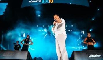 Van Kültür Yolu Festivali'nde Sinan Akçıl'dan renkli performans