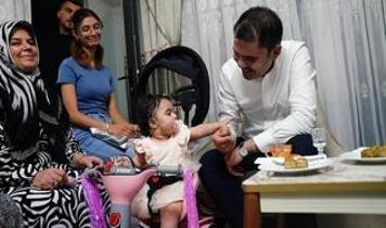 Bakan Kurum, Malatya'da yeni evlerine kavuşan depremzede aileye ziyarette bulundu