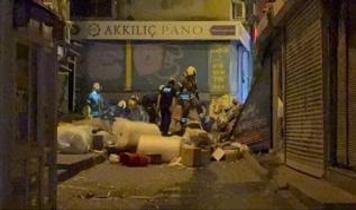 Beyoğlu'ndaki bir binada patlama sesinin ardından çökme meydana geldi.