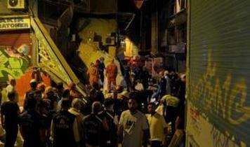 Beyoğlu'nda iki katlı bina patlamanın ardından çöktü