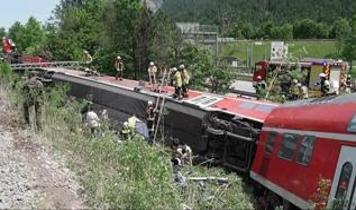 Almanya'da tren raydan çıktı: Ölü ve yaralılar var