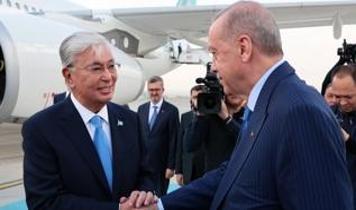 Cumhurbaşkanı Erdoğan, Tokayev'i havalimanın'da karşıladı