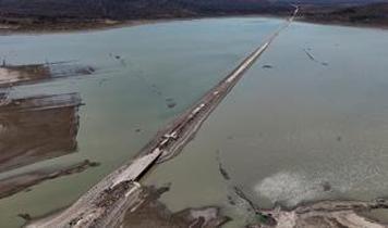 Barajda su seviyesi düştü! Eski kara yolu ortaya çıktı
