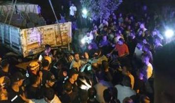 Park halindeki briket yüklü tıra çarptı: 2 kişi hayatını kaybetti