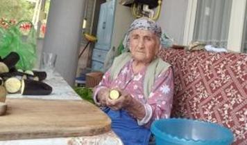 96 yaşındaki Fatma Dereli kendi elleriyle kışlık yiyeceklerini hazırlıyor