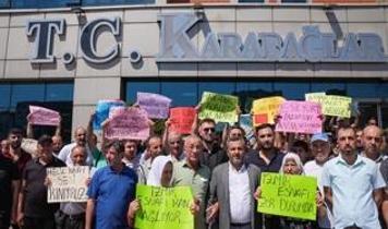 "Usulsüz" dediler eylem yaptılar... Pazarcılardan Karabağlar Belediyesine katı atık bedeli tepkisi