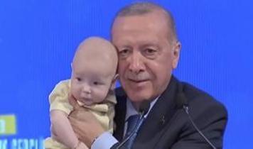 Cumhurbaşkanı Erdoğan'ın kürsüsünde minik misafir