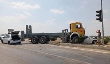 Adana'da kamyonun otomobillere çarpması sonucu 3 kişi yaralandı