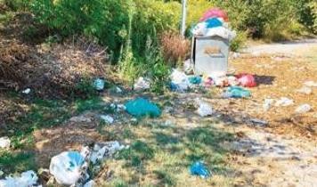Toplanmayan çöpler vatandaşı bezdirdi