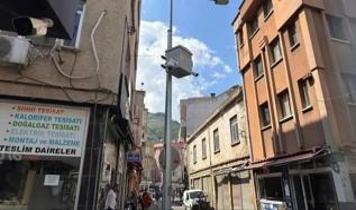 Ordu'da ilginç kaza: Kendini bir anda dolmuşun üzerinde buldu