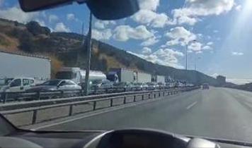 Kocaeli TEM Otoyolu'nda tır devrildi yol kilitlendi