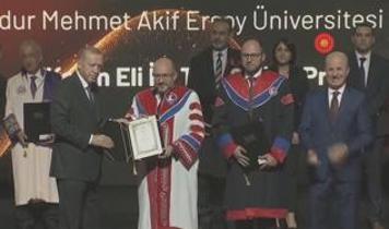 Rektörlüğünü yaptığı üniversitenin öğrencisi oldu