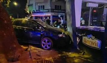 Bursa'da iş yerinin duvarına çarpan otomobildeki 2 kişi yaralandı