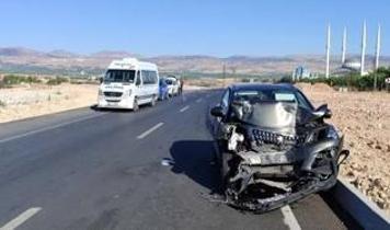 Yolcu otobüsü otomobille çarpıştı: 9 yaralı