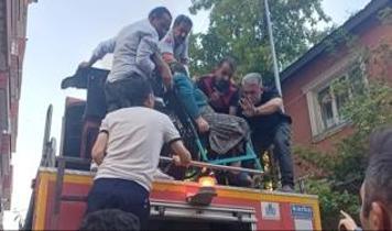 Ağrı'da binada yangın paniği: 15 kişi kurtarıldı