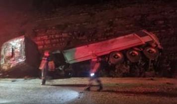 Adana'da şarampole devrilen kamyondaki 1 kişi öldü, 1 kişi yaralandı