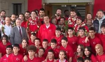 Avrupa ikincisi "12 Dev Adam" yurda döndü! Milliler gümüş madalya ile göğsümüzü kabarttı