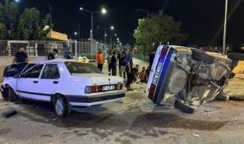 Antalya'da iki otomobilin karıştığı kazada 4 kişi yaralandı
