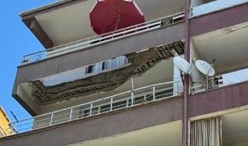 Güngören'de bir balkonun çöktüğü bina tahliye edildi