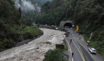 Rize'de selden etkilenen 17 kişi askeri helikopterlerle tahliye edildi