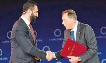 Eski iki düşman el sıkıştı