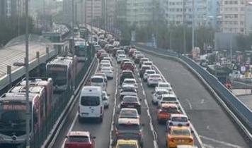 İstanbul'da haftanın üçüncü iş gününde trafik yoğunluğu yaşanıyor