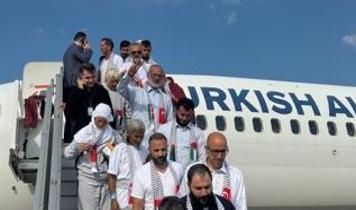 Soykırımcı İsrail yasadışı alıkoymuştu... Aktivistleri taşıyan uçak İstanbul'a indi