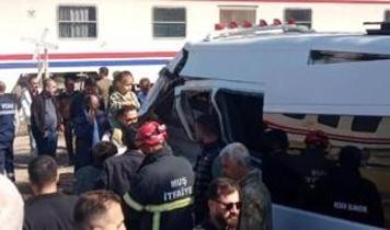 Muş'ta tren servis minibüsüne çarptı: 17 öğrenci yaralı