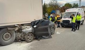 Samsun'da feci kaza: 23 yaşındaki sürücü tırın altına girdi